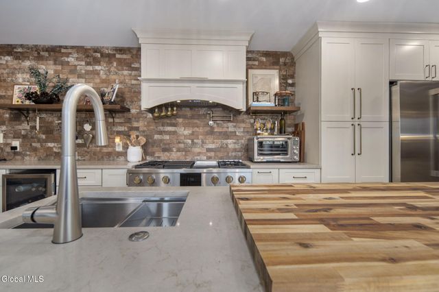 32 Fairway Court, Albany, NY 12208