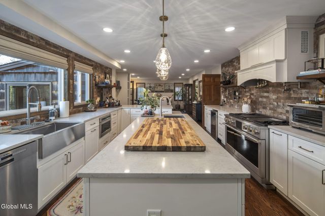 32 Fairway Court, Albany, NY 12208