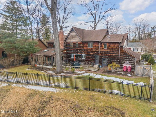 32 Fairway Court, Albany, NY 12208