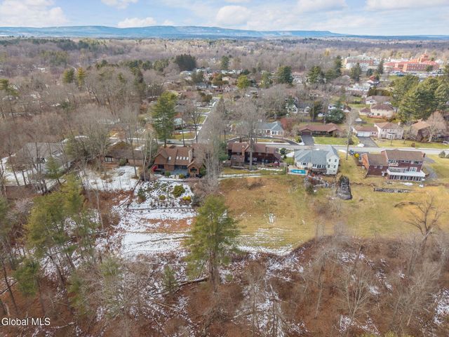 32 Fairway Court, Albany, NY 12208