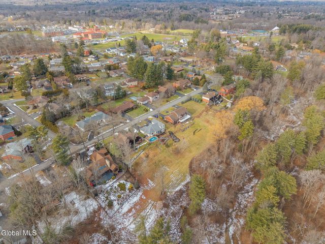 32 Fairway Court, Albany, NY 12208