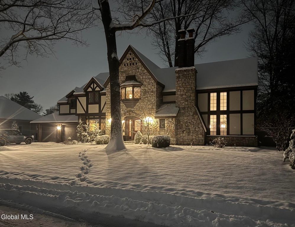 32 Fairway Court, Albany, NY 12208