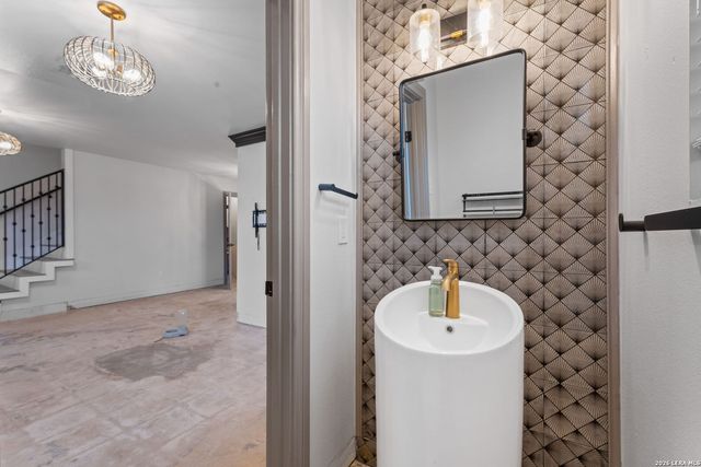 907 Dawson, San Antonio, TX 78202