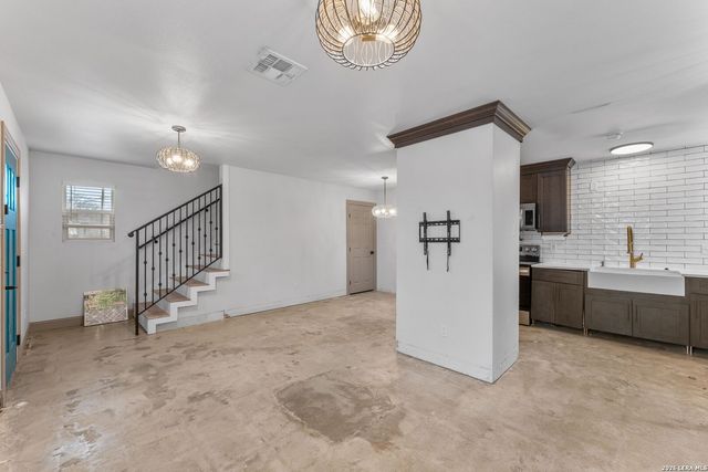 907 Dawson, San Antonio, TX 78202