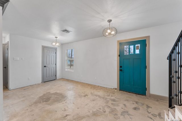 907 Dawson, San Antonio, TX 78202