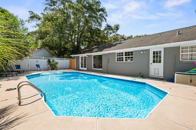 245 NW Bayou Woods Drive, Fort Walton Beach, FL 32548