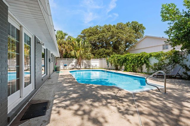 245 NW Bayou Woods Drive, Fort Walton Beach, FL 32548