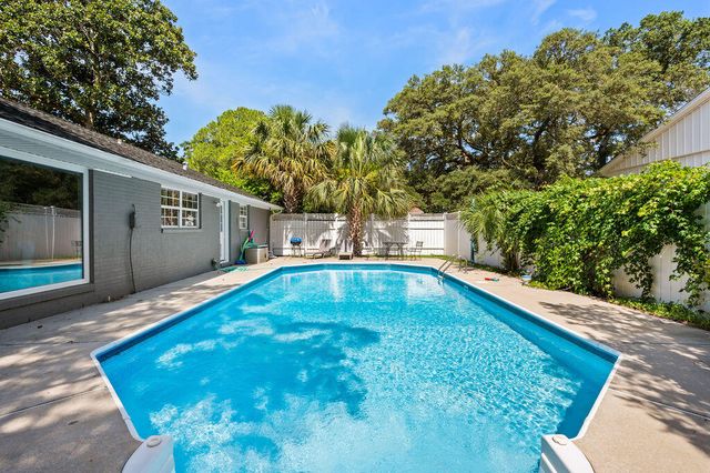 245 NW Bayou Woods Drive, Fort Walton Beach, FL 32548