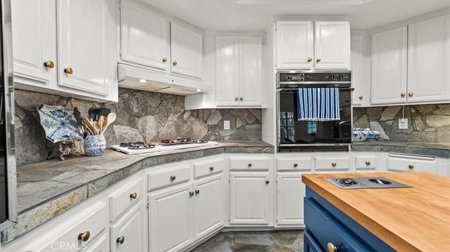 2184 Eiffel Circle, Upland, CA 91784