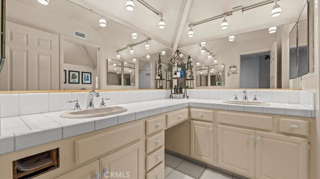 2184 Eiffel Circle, Upland, CA 91784