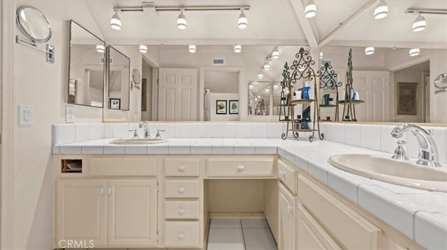 2184 Eiffel Circle, Upland, CA 91784