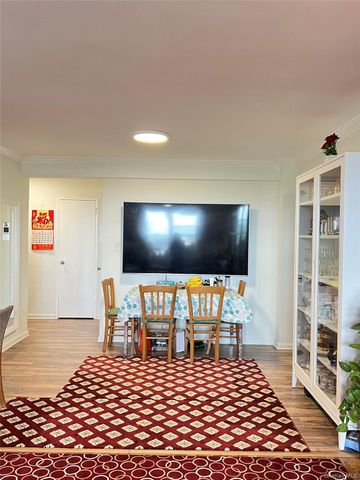 60-11 Broadway 6k, Woodside, NY 11377