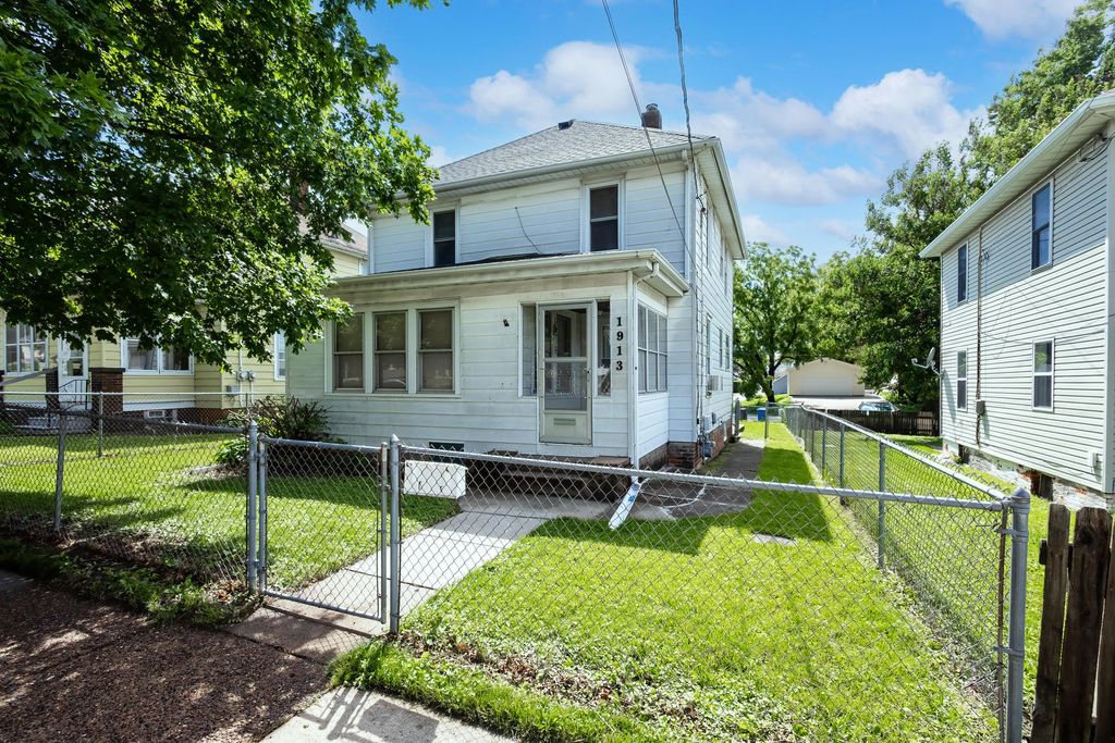 1913 10TH Street, Moline, IL 61265