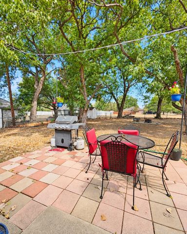 800 Kerry Lane, Azle, TX 76020