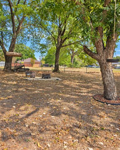 800 Kerry Lane, Azle, TX 76020