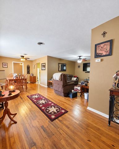 800 Kerry Lane, Azle, TX 76020