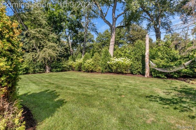 17234 Birwood Avenue, Beverly Hills Village, MI 48025