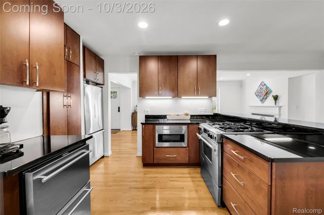 17234 Birwood Avenue, Beverly Hills Village, MI 48025