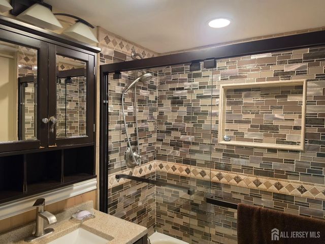 9 FLORENCE Drive, Parlin, NJ 08859