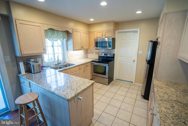 210 ROCKLAWN LN, Lancaster, PA 17601