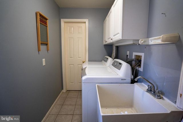 210 ROCKLAWN LN, Lancaster, PA 17601