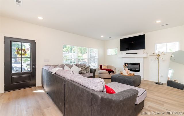 719 E Chestnut Street, Jeffersonville, IN 47130