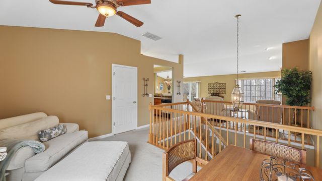 628 King Court 628, East Dundee, IL 60118