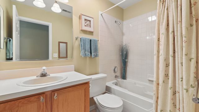 628 King Court 628, East Dundee, IL 60118