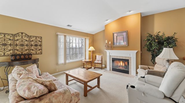 628 King Court 628, East Dundee, IL 60118