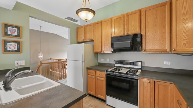 628 King Court 628, East Dundee, IL 60118