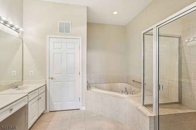 516 Four Seasons Dr, Wayne Twp., NJ 07470