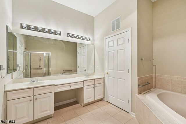 516 Four Seasons Dr, Wayne Twp., NJ 07470