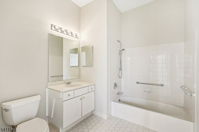 516 Four Seasons Dr, Wayne Twp., NJ 07470