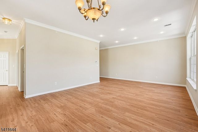 516 Four Seasons Dr, Wayne Twp., NJ 07470