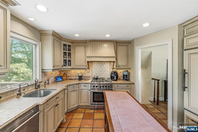 12 Wildwood Drive, North Caldwell, NJ 07006