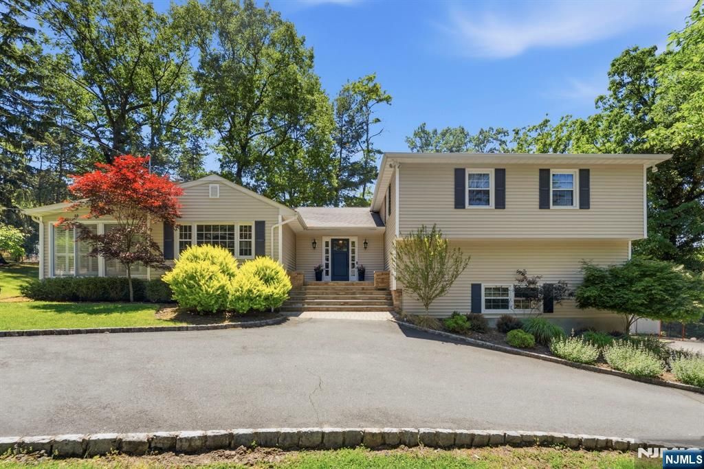 12 Wildwood Drive, North Caldwell, NJ 07006