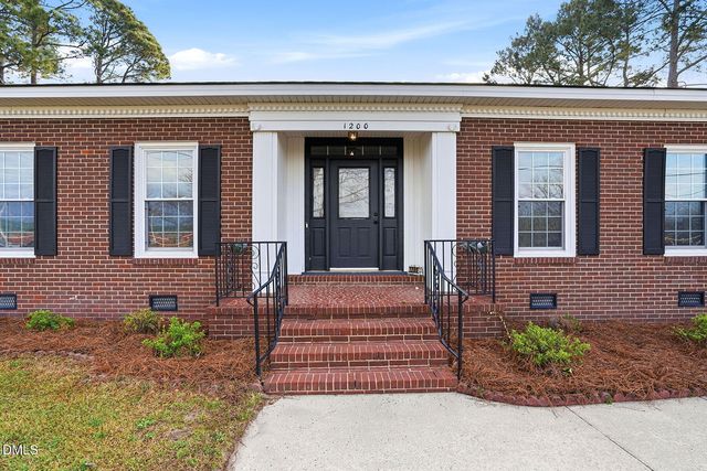 1200 Meadowlark Road, Dunn, NC 28334