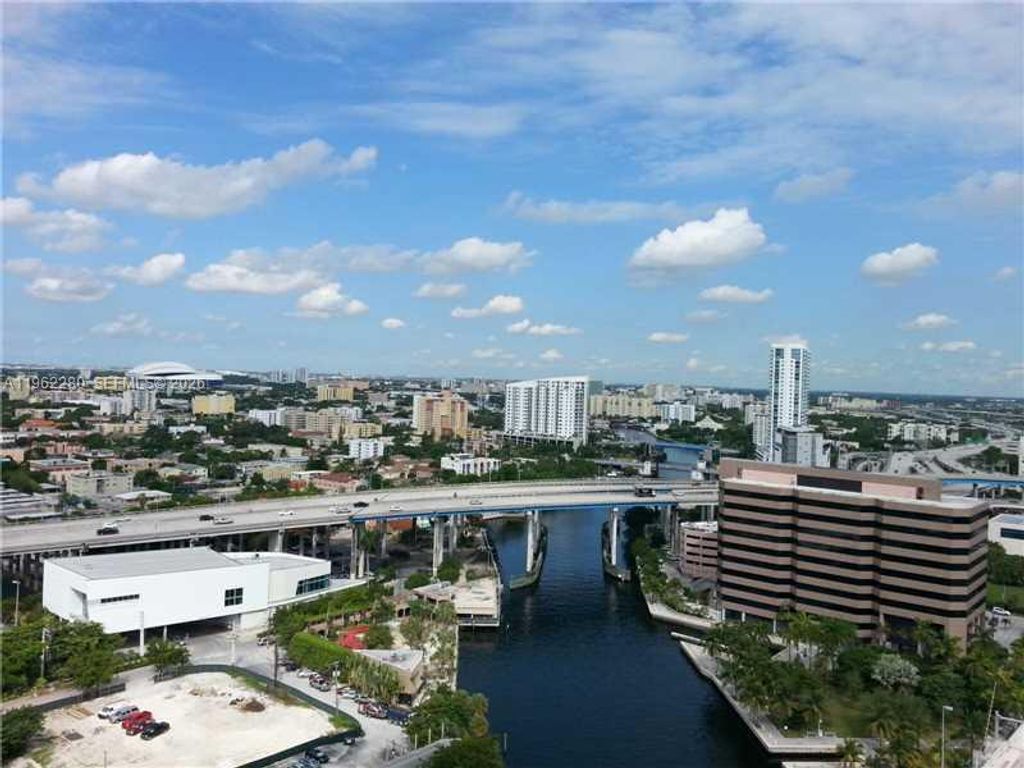 185 SW 7 ST 2200, Miami, FL 33130