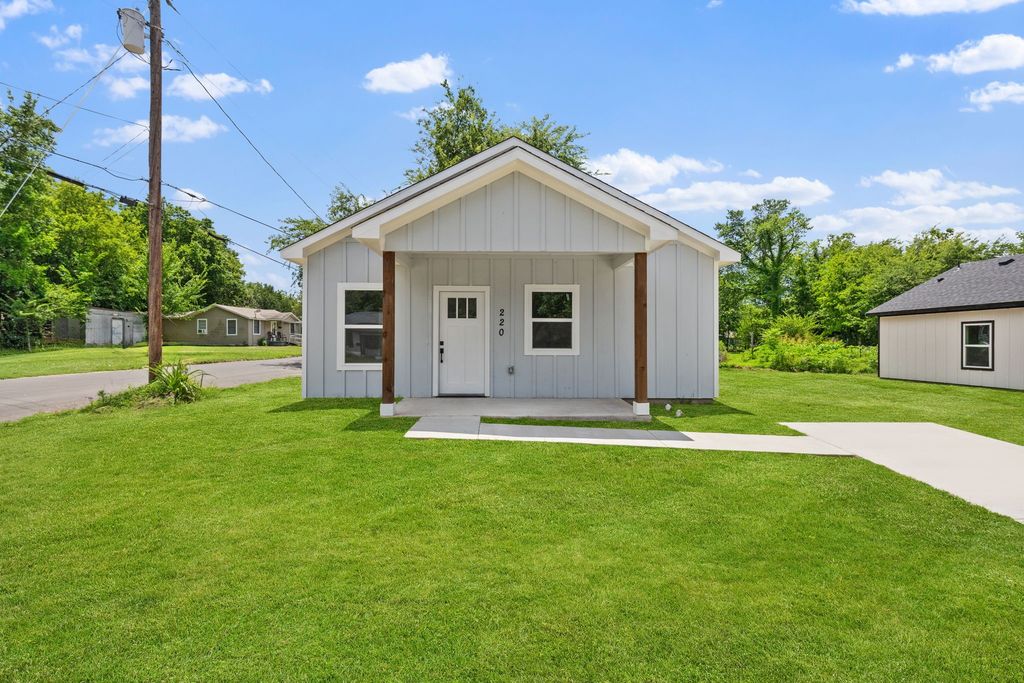 220 Calvert Street, Sulphur Springs, TX 75482