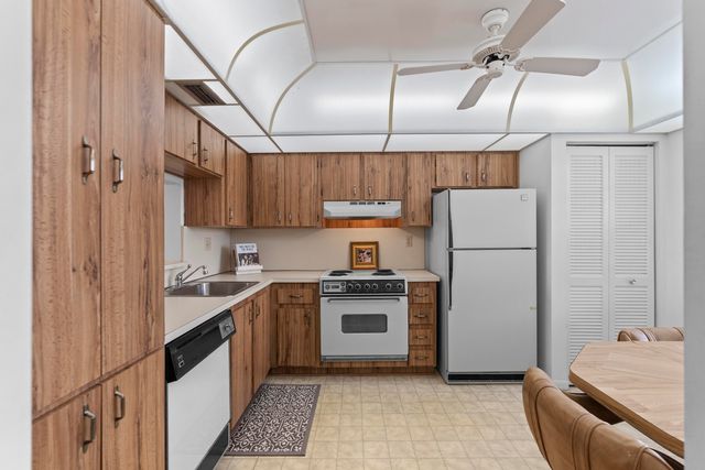 900 COLONY POINT Circle 511, Pembroke Pines, FL 33026