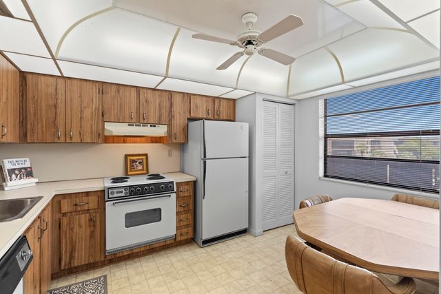 900 COLONY POINT Circle 511, Pembroke Pines, FL 33026