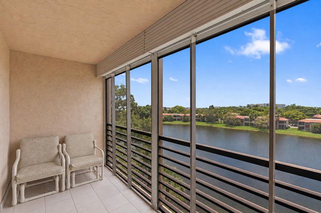 900 COLONY POINT Circle 511, Pembroke Pines, FL 33026