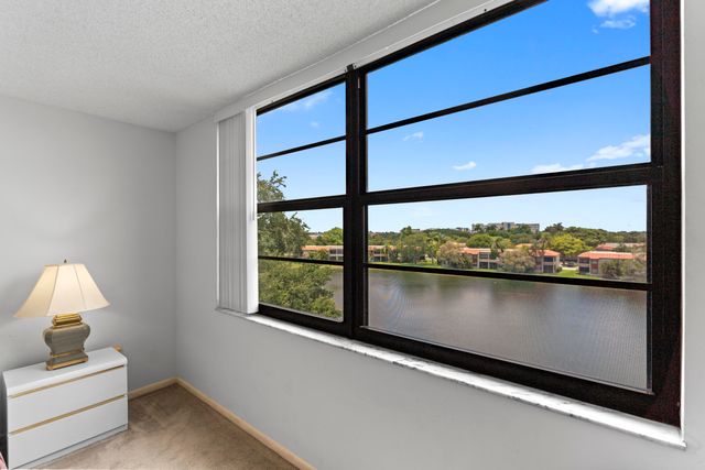900 COLONY POINT Circle 511, Pembroke Pines, FL 33026