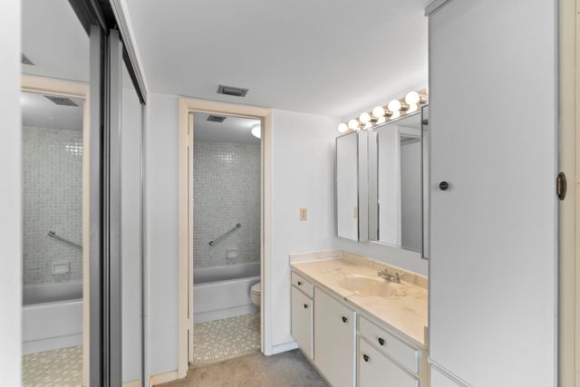 900 COLONY POINT Circle 511, Pembroke Pines, FL 33026