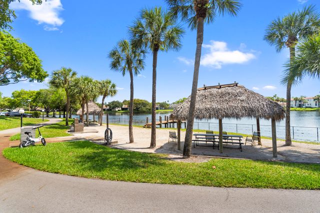 900 COLONY POINT Circle 511, Pembroke Pines, FL 33026