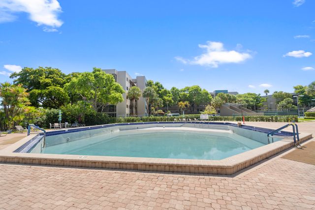 900 COLONY POINT Circle 511, Pembroke Pines, FL 33026