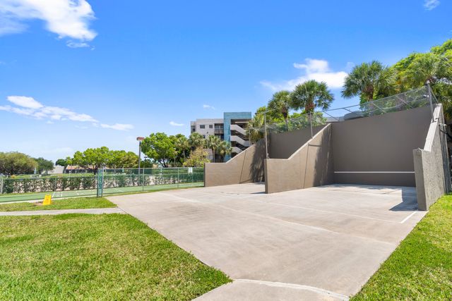 900 COLONY POINT Circle 511, Pembroke Pines, FL 33026