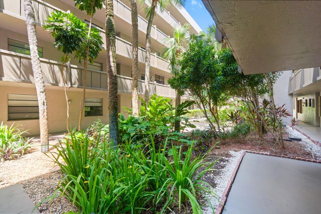 900 COLONY POINT Circle 511, Pembroke Pines, FL 33026