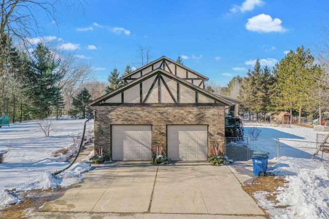 2454 FOREST MEADOWS COURT, Green Bay, WI 54313