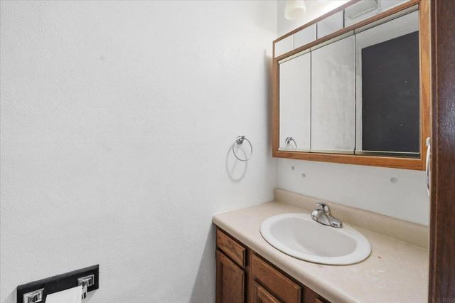 1122 Oleson Road, Waterloo, IA 50702